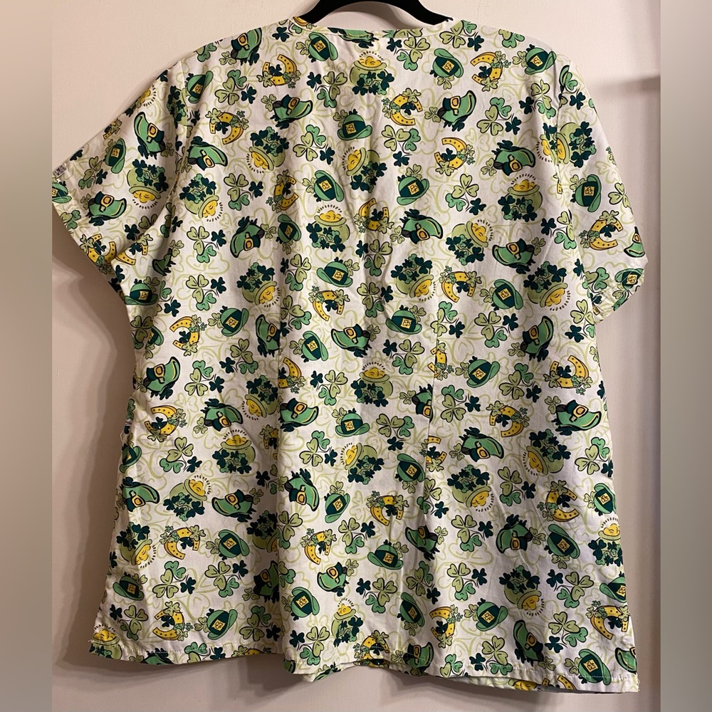 UA scrubs St. Patricks Top X-Large. Green, yellow white. - Picture 3 of 7